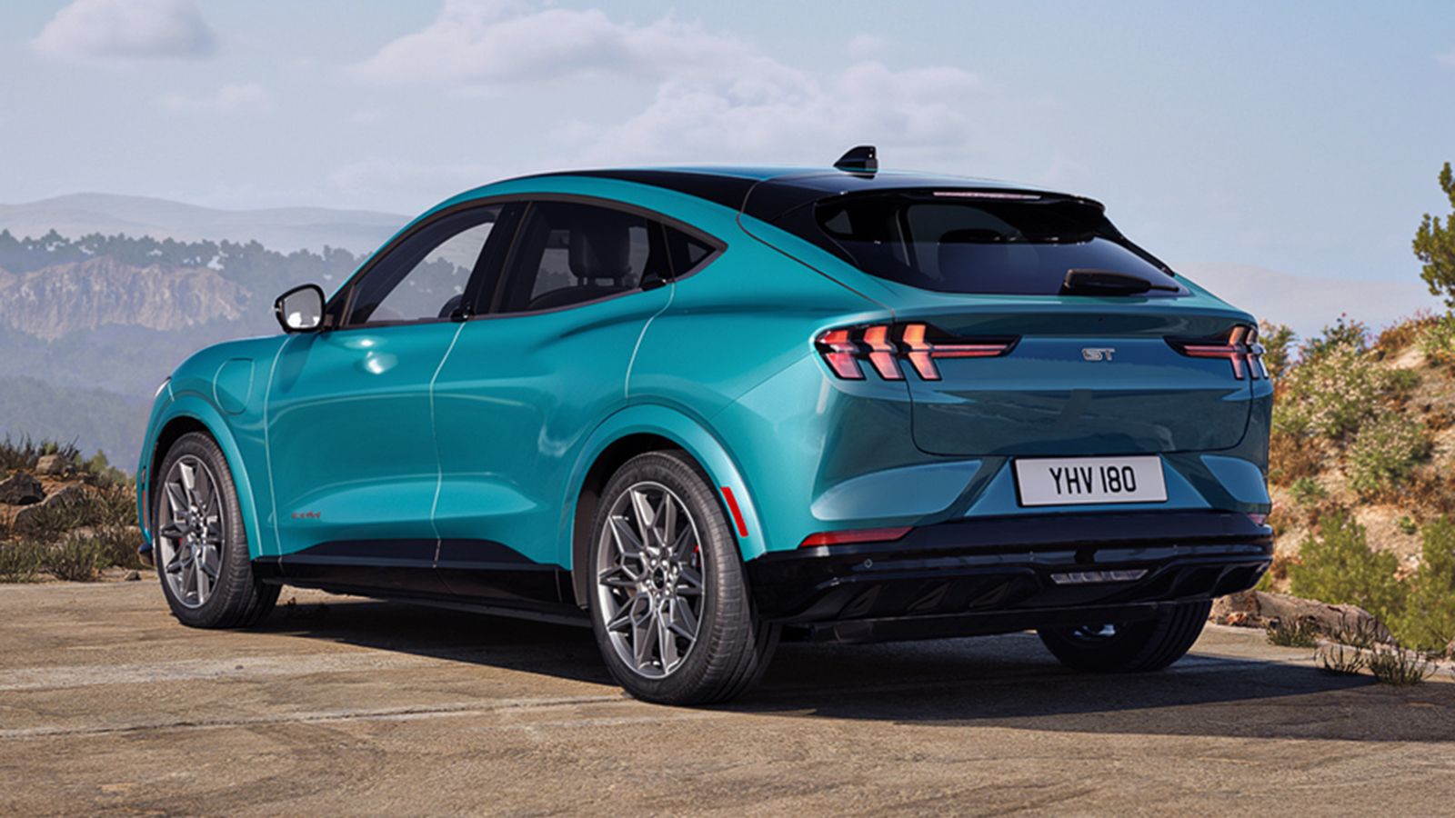 Οι αγοραστές της Mustang Mach-E έχουν πλέον δύο νέα χρώματα για να επιλέξουν, το κόκκινο Race Red και το γαλαζοπράσινο Adriatic Blue-Green.